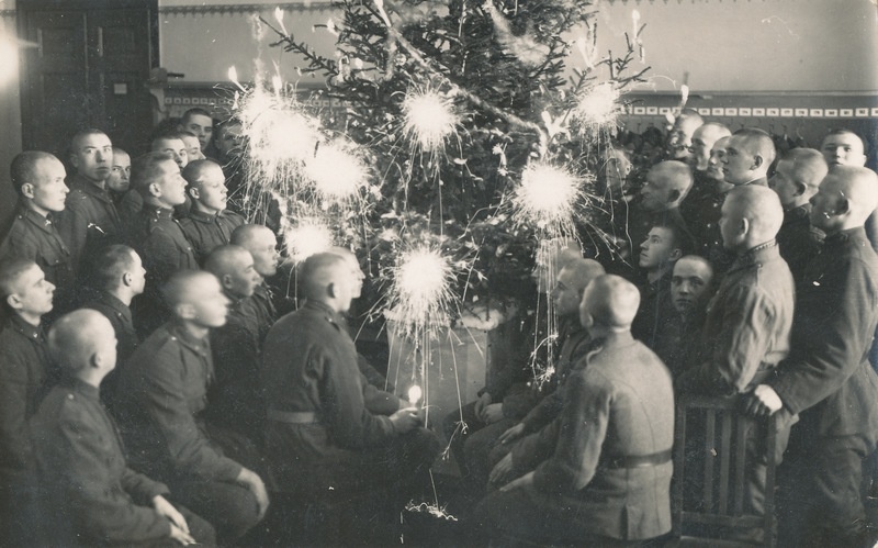 3. Üksiku Jalaväepataljoni II rühm ümber jõulupuu.