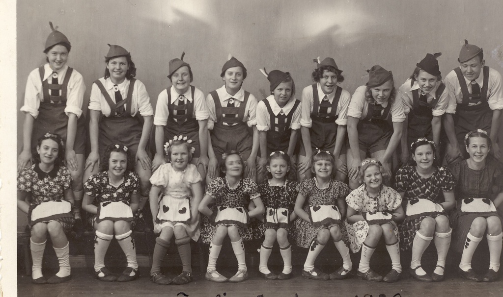 Lapsed tirooli tantsu esinemiskostüümides