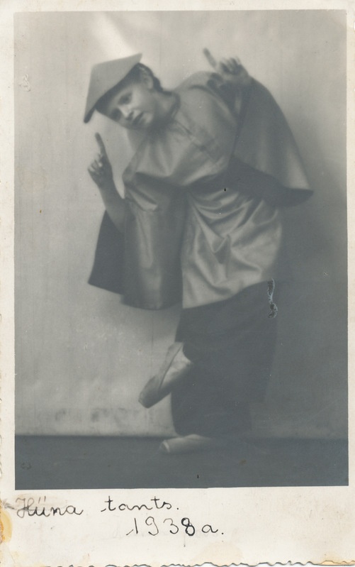 Siina Rohtlaan esitab hiina tantsu