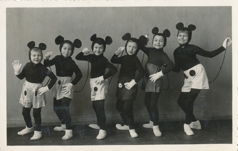 Lapsed esitavad Miki-hiirte tantsu