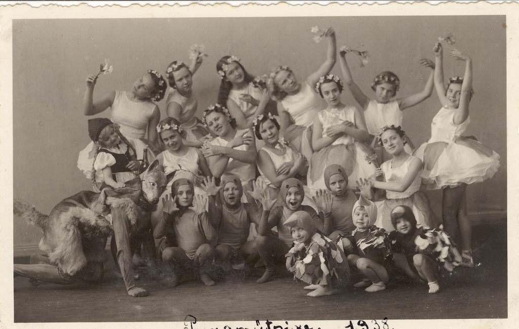 Punamütsikese osatäitjad kostüümides