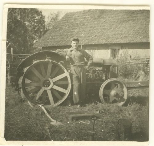 Traktor Fordson pani masina tööle ja vedas talust tallu
