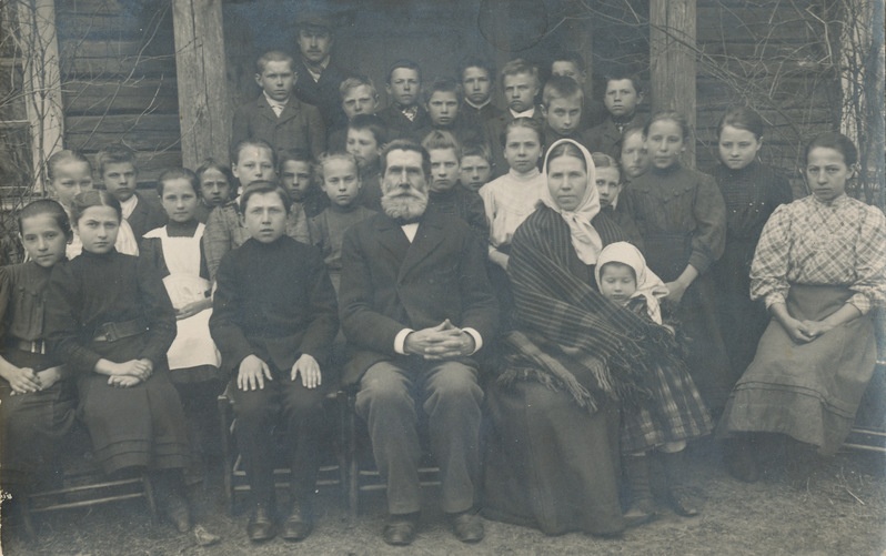 Laanemetsa Laaguste külakooli õpilased ja juhataja Voldemar Sover abikaasaga