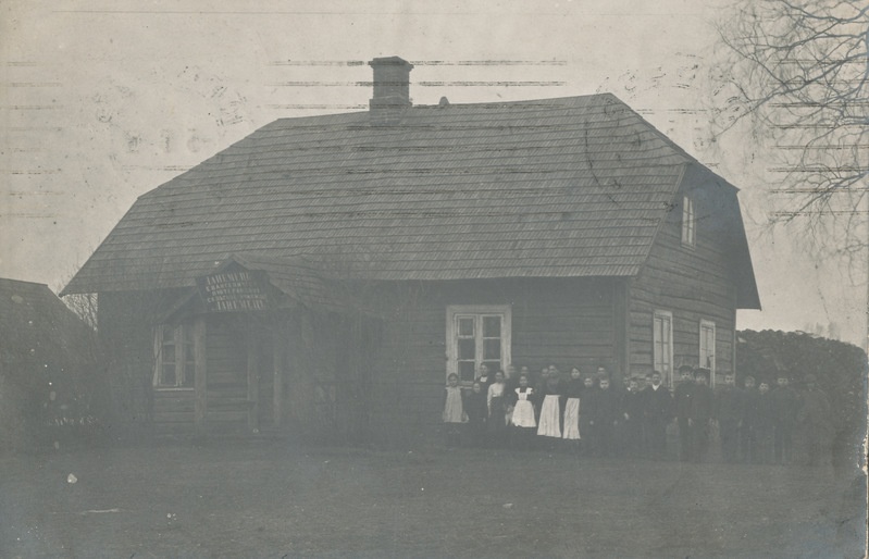 Laanemetsa Laaguste külakooli õpilased