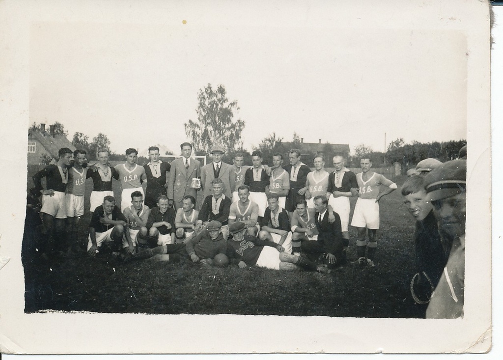 Valga jalgpallimeeskond koos vastastega