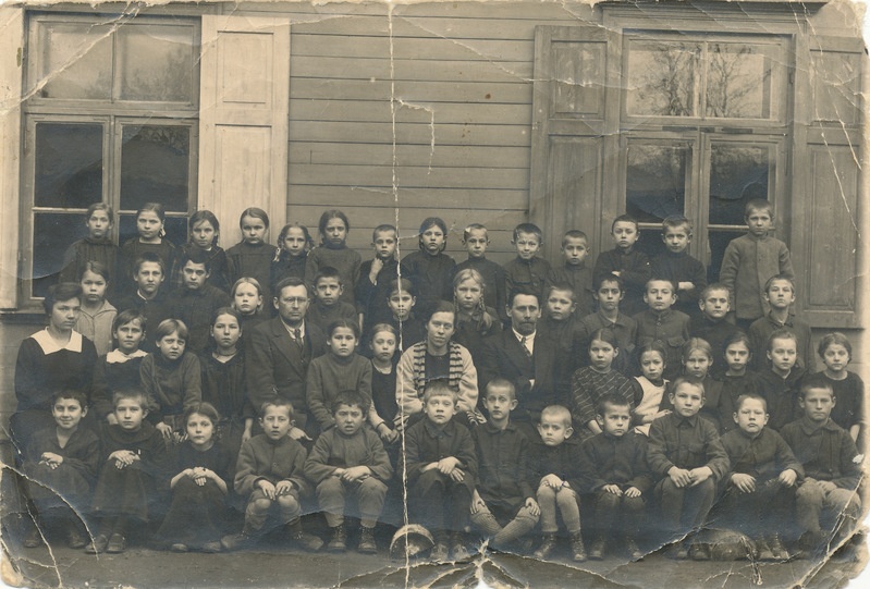 Valga linna VII algkooli õpilased ja õpetajad