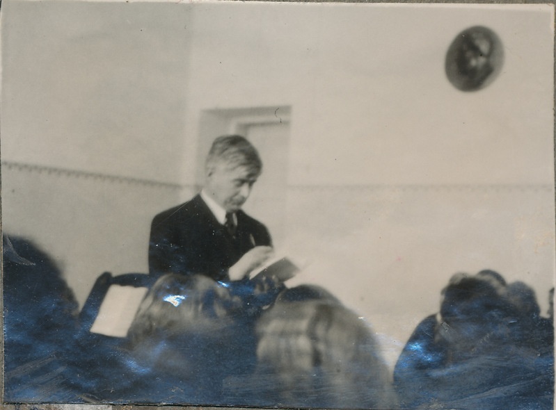 Valga Ühisgümnaasiumi direktor Friedrich Klement tundi andmas