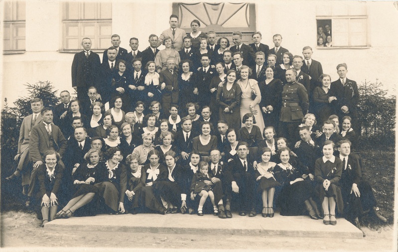 Valga Ühisgümnaasiumi I lend koolimaja ees