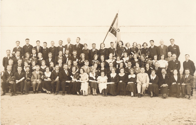 Valga Ühisgümnaasiumi II lend koolimaja ees