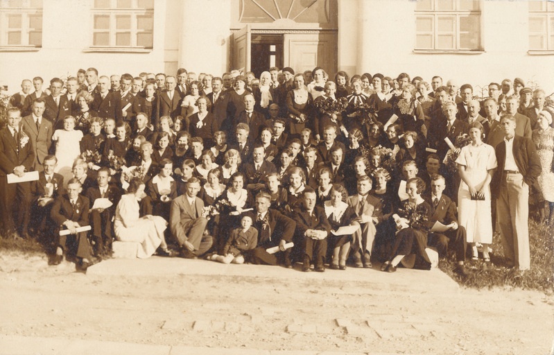 Valga Ühisgümnaasiumi II lend koolimaja ees