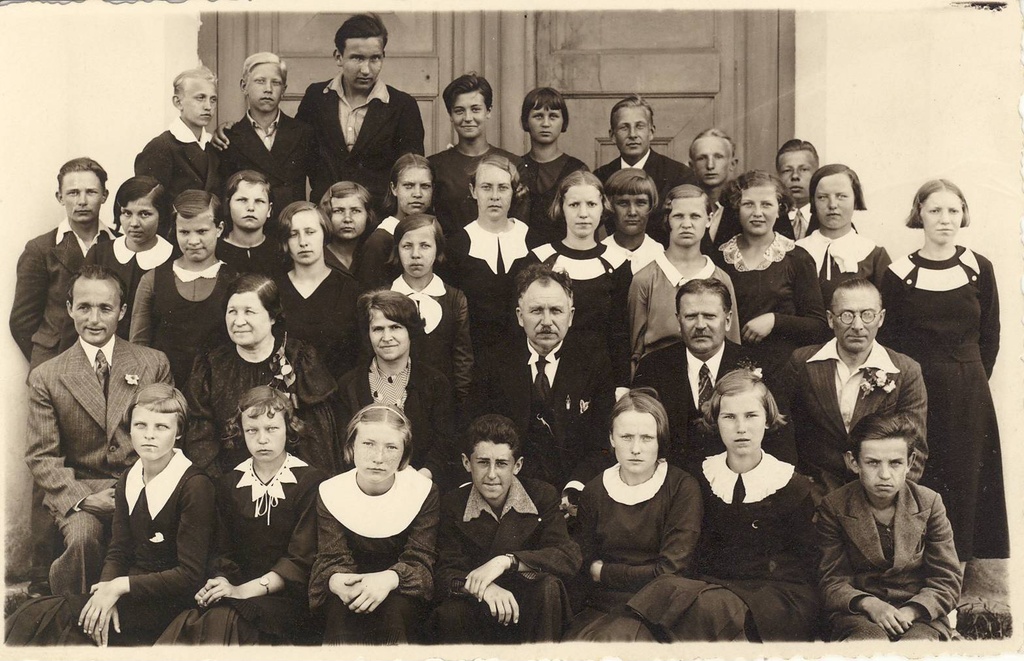 Valga linna kaubanduskooli I klass gümnaasiumi ees