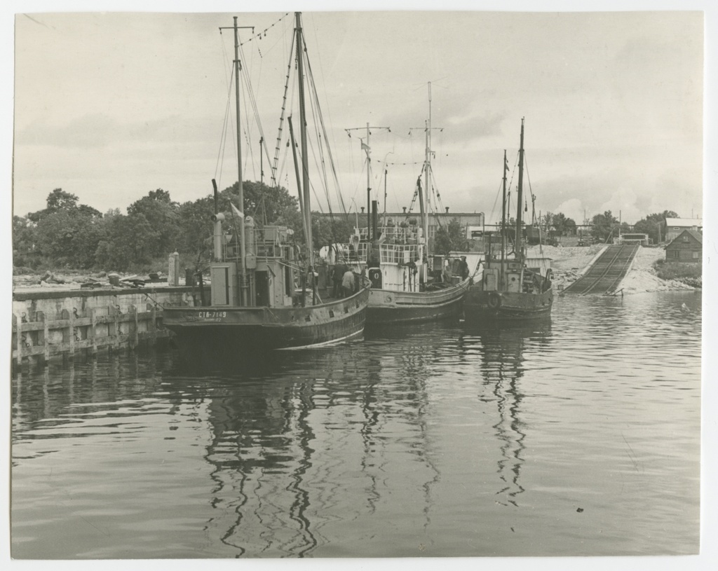 Kalalaevad S. M. Kirovi nimelise näidiskalurikolhoosi laevaremonditsehhi kai ääres