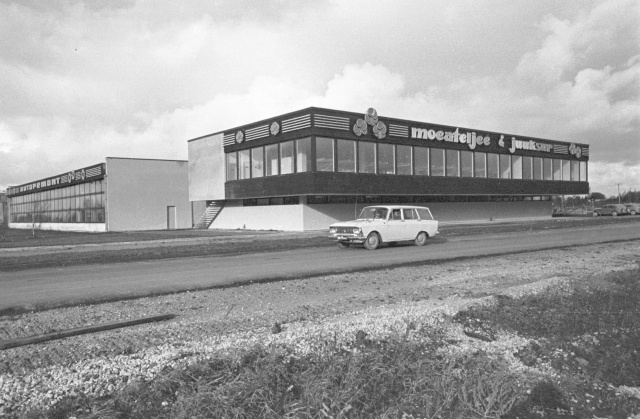 S. Kirovi nimeline näidiskalurikolhoos. Moeateljee & juuksur ja autoremont.