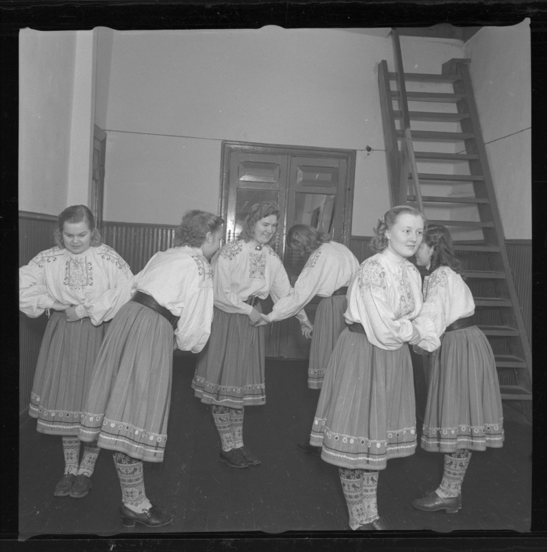 Muhu rahvariietes rahvatantsijad harjutamas