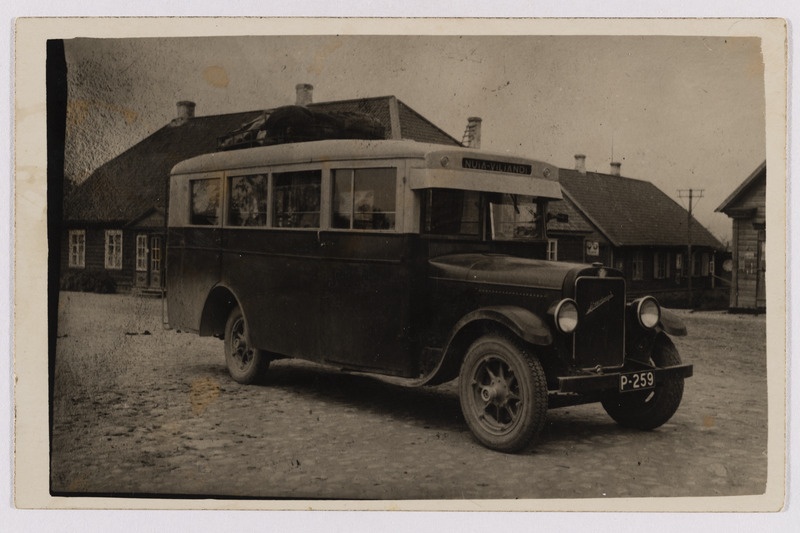 Nuia-Viljandi liinibuss Karksi-Nuia keskväljakul