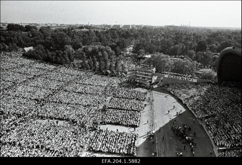 Lennuvaade Lauluväljakule juubelilaulupeo ajal.