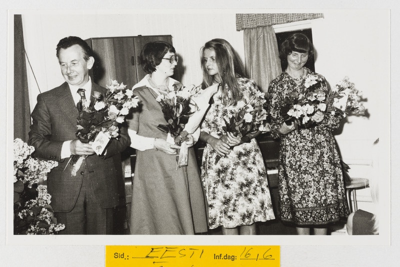 Rootsi eestlased, Göteborgi eesti kooli lõpuaktus '77, õpetajad lilledega.