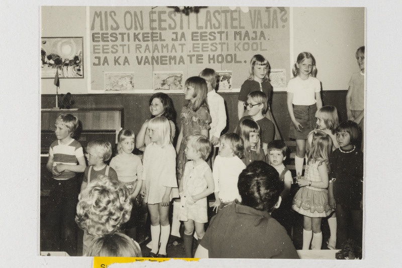 Rootsi eestlased '74, Göteborgi eesti mängukooli ja täienduskooli õpilased Eesti Majas.