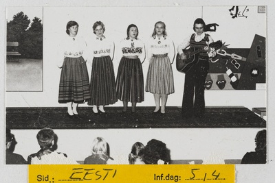 Rootsi eestlased, esineb Göteborgi noorte lauluansambel "Lemmikud" kitarri saatel.  similar photo