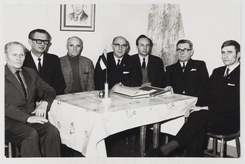 Rootsi eestlased, Göteborgi Eesti Selts, juhatuse grupipilt laua ümber.