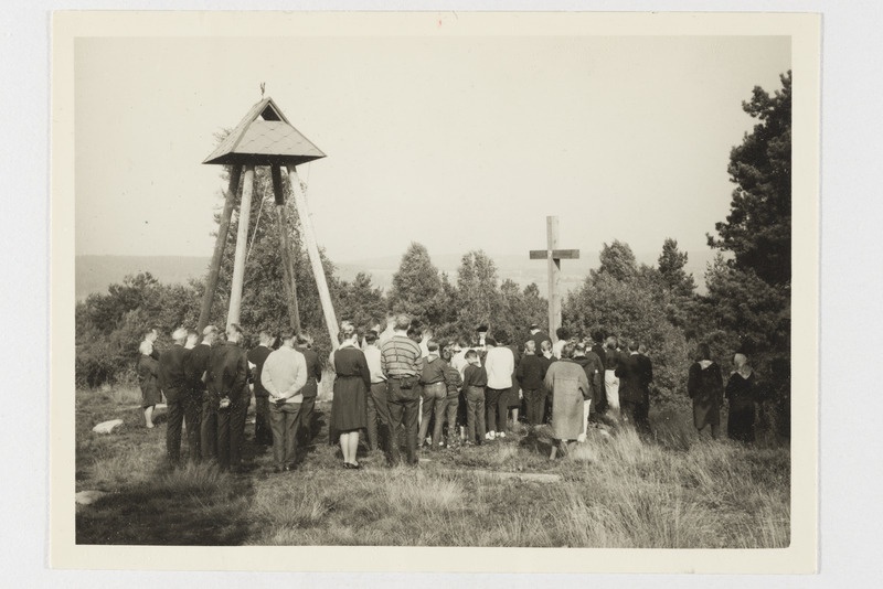 Rootsi eestlased, rahvas metsakirikus Koitjärve laagrialal.