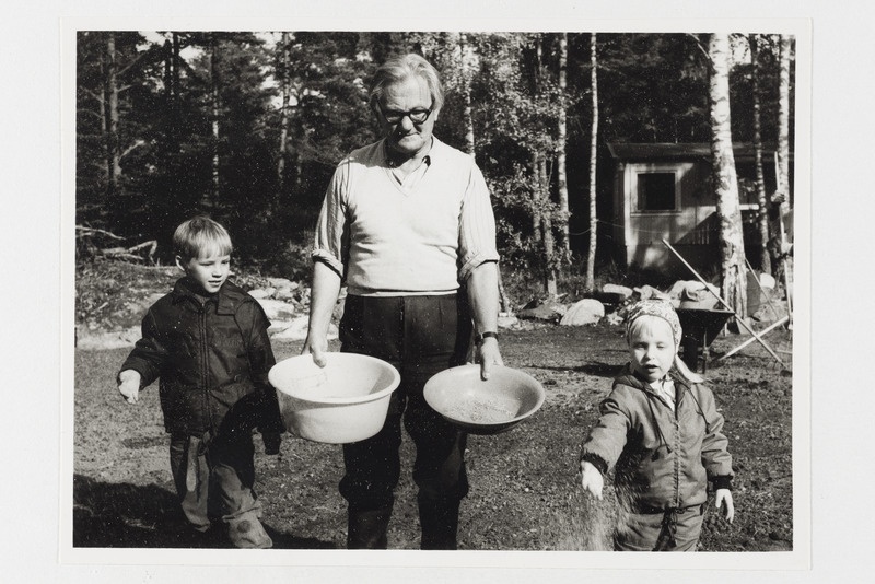 Rootsi eestlased, Juhan Henning lastega Koitjärve laagrialale jalgpalliväljaku rajamiseks muru külvamas.