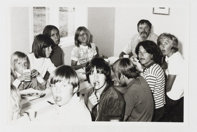 Rootsi eestlased, Valgeranna lastelaager, lapsed söömas.  similar photo