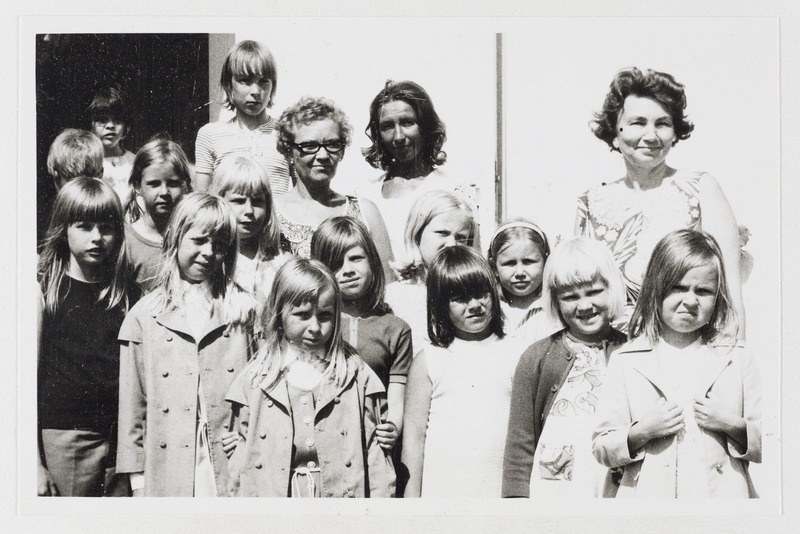 Rootsi eestlased, Valgeranna lastelaager, grupipildil lapsed ja täiskasvanud.