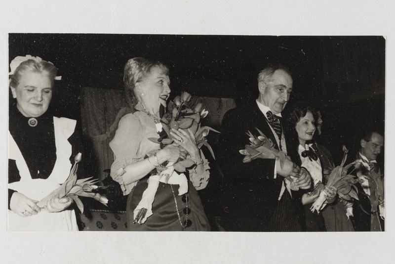 Rootsi eestlased, Stockholmi eesti teater, trupp lilledega.