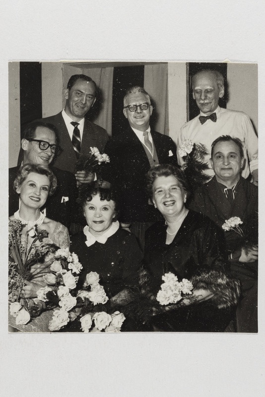 Rootsi eestlased, Stockholmi eesti teater, grupipilt lilledega.