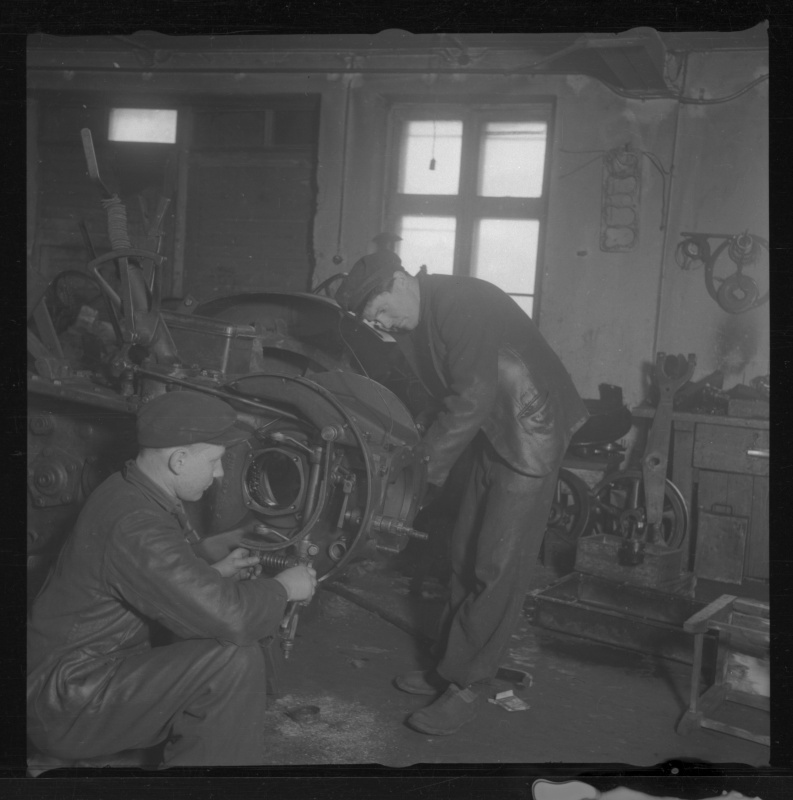 Traktori käiguosa parandamine töökojas