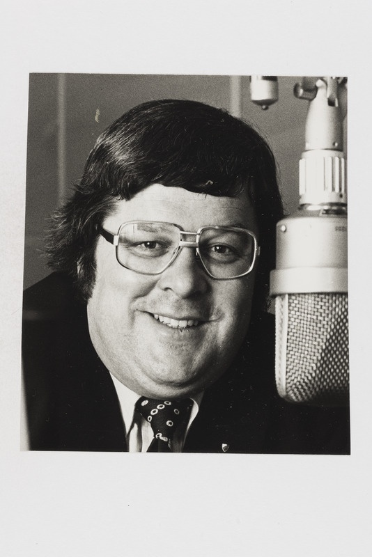 Mehe portree, Rootsi raadioajakirjanik Åke Strömmer stuudios