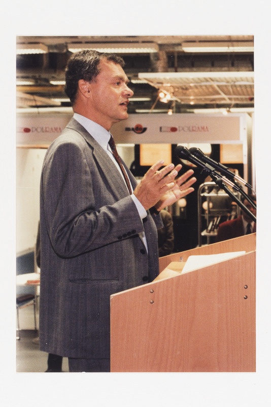 Rootsi poliitik Ulf Dinkelspiel kõneleb Sollentuna messikeskuses '95.