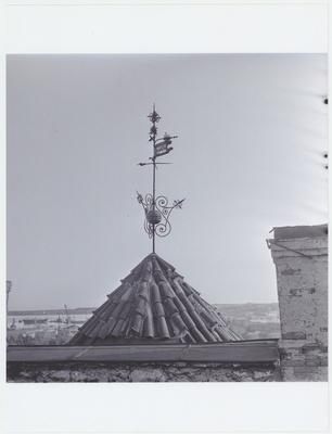 Tuulelipp Väike-Rannavärava tornil.  duplicate photo