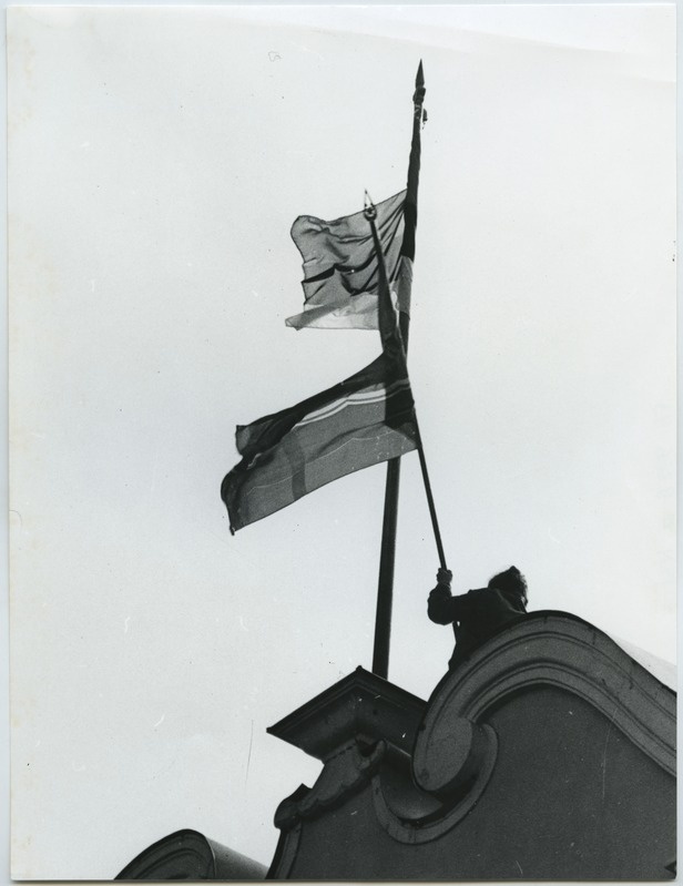 ENSV lipu viimine Toompea lossi katusele