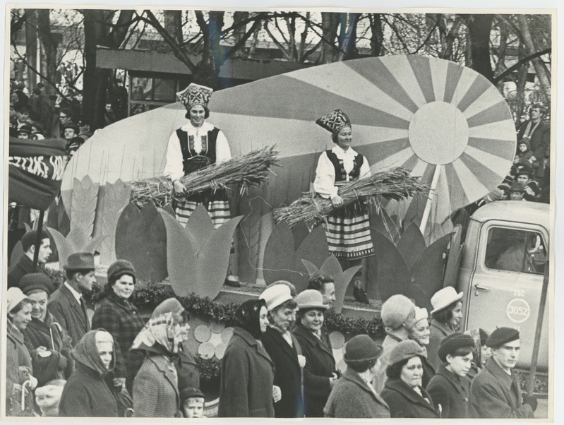 Grupp demonstrante Võidu (Vabaduse) väljakul, Tallinn