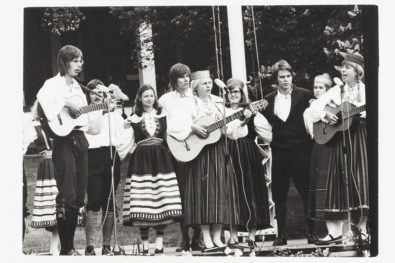 Rootsi eestlased, Stockholmi rahvatantsurühm "Kassari", esinemine lauluga väljas laval.