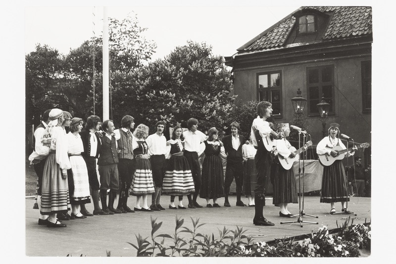 Rootsi eestlased, Stockholmi rahvatantsurühm "Kassari", esinemine lauluga väljas laval.