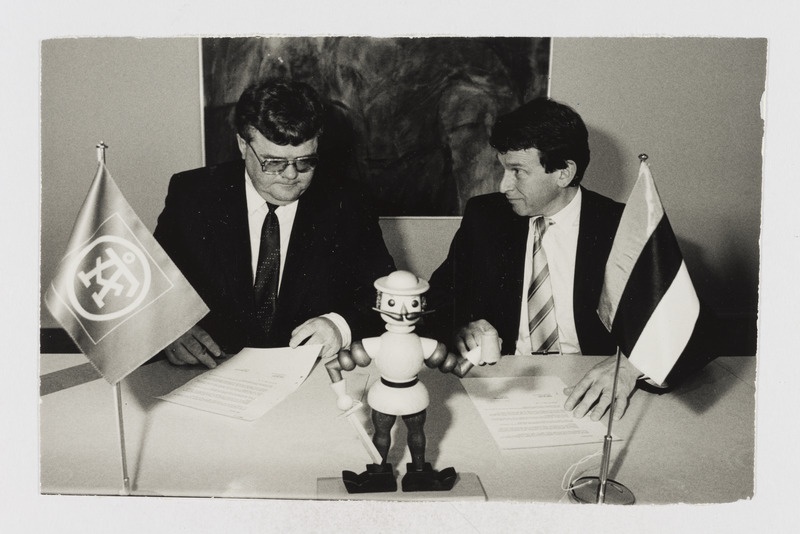 Eesti peaminister Edgar Savisaar ja Rootsi firma ÅF-IPK peadirektor Hans Nordström kirjutamas alla koostöölepingule tselluloositööstuse edendamiseks Eestis '91