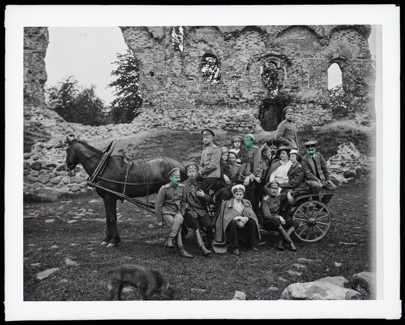 negatiiv, Viljandi Kaevumägi, hobune, kaless, sõjaväelased, pere (Venger?), foto J. Riet, neg 18063, 31.05.1915