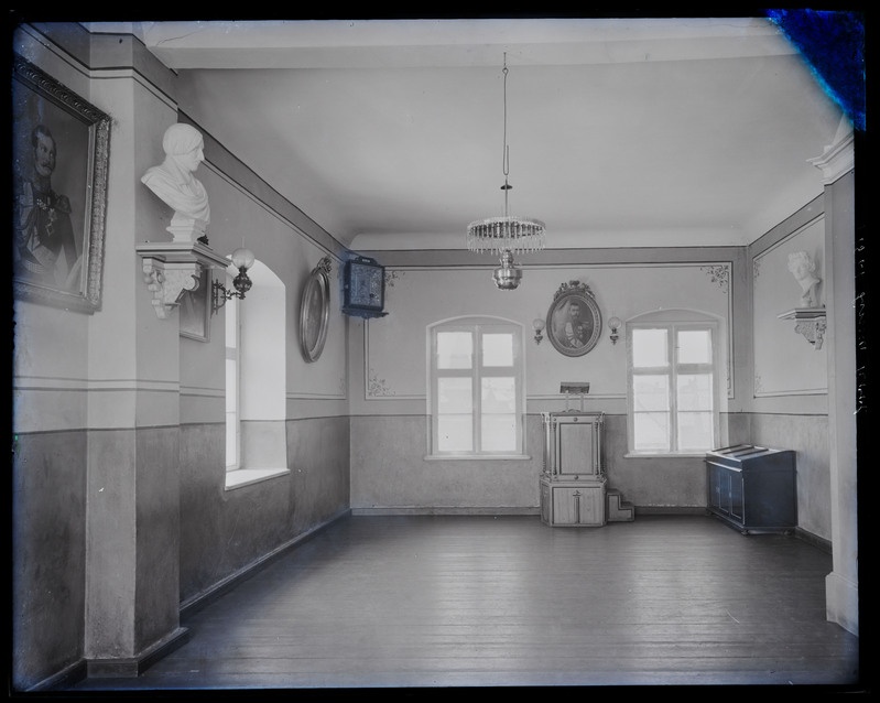 negatiiv, Viljandi linnakool, sisevaade, saal (kõnepult, portreemaalid, büstid, ikoon), neg 11871, 24.02.1911