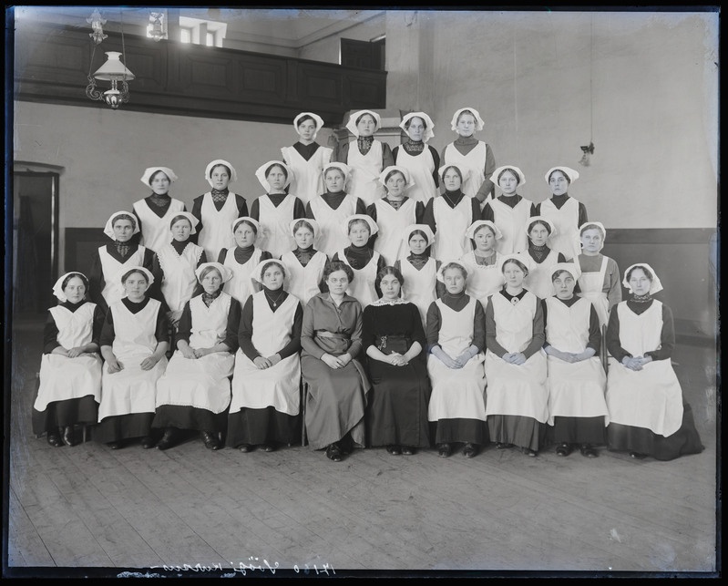 negatiiv, Viljandi haridusseltsi kooli saal (Jakobsoni tn 18), keedukursus, grupp, pearätid, põlled, foto J. Riet, neg 17160, 23.09.1914