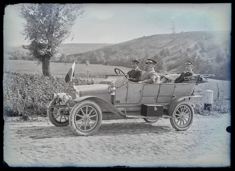 negatiiv, Pilistvere sanitaararsti Juhan (Johann) Loorbergi sõiduauto Brennabor, kolm meest, foto J. Riet, neg 15076, 11.08.1913