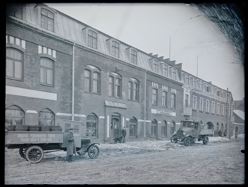 negatiiv, Viljandi põllumeeste seltsi maja, Tallinna tn 3, veoautod, inimesed, foto J. Riet, 1927(?)