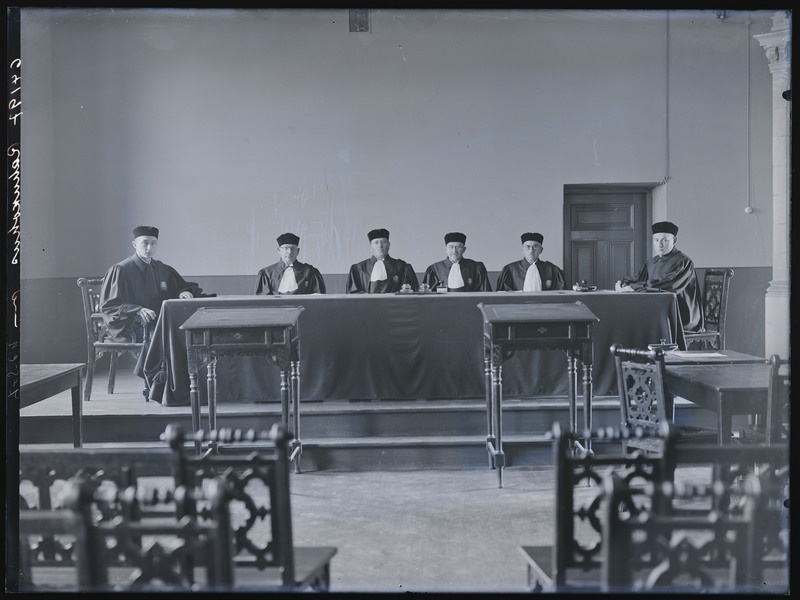 negatiiv, Viljandi Rahukohus, kohtunikud laua taga talaarides, foto J. Riet, neg 64197, 1935