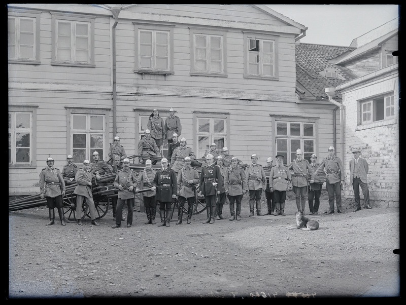 negatiiv, Viljandi, Suurturg 4 algkooli hoov, tuletõrje grupp, vanker, redelid, foto J. Riet, neg 41600, 1923