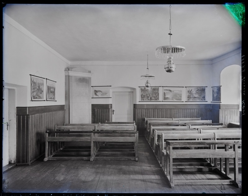 negatiiv Viljandi Linnakool, sisevaade, klassiruum (pingid, ahi, uks laevalgusti), foto J. Riet, neg 11873, 24.02.1911