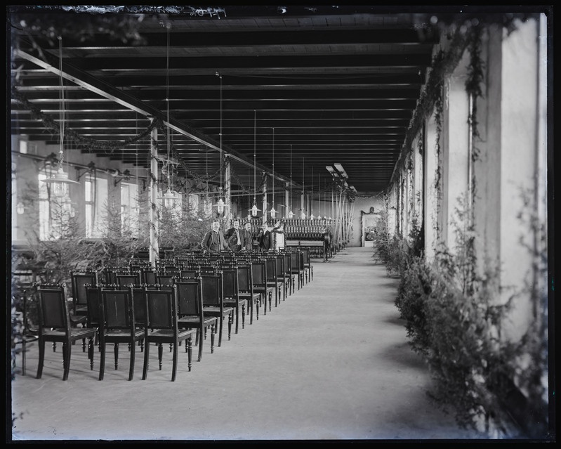 negatiiv Viljandi linavabrik (Lossi tn 41), sisevaade, kaunistatud saal, 4 meest sh juht M. Laamann, foto J. Riet, neg 17162, 23.11.1914