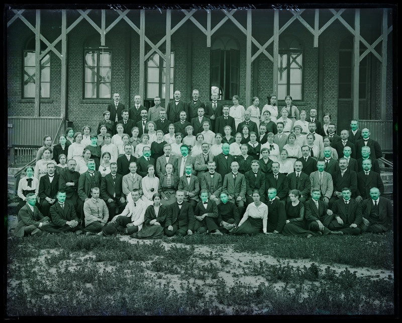 negatiiv Viljandi, VEPS-i õu (Jakobsoni tn 42), kooliõpetajate kursus, grupp, foto J. Riet, neg 24580, 06.1917