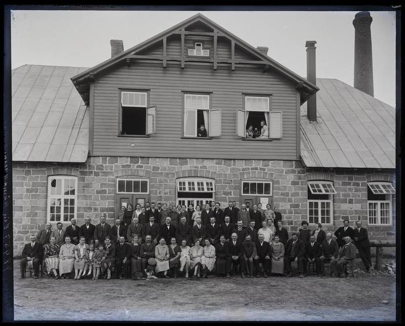 negatiiv Kolga-Jaani khk Oiu Piimaühisus, suur grupp, taga meierei, foto J. Riet, neg 48957, 1927